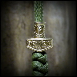 Бусина "Молот Тора с руной Феху" для темляков или браслетов