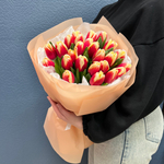 Букет свежих красно-белых тюльпанов