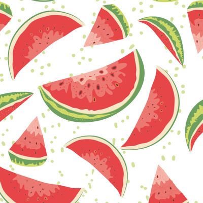 Сочные куски спелого арбуза на белом фоне.