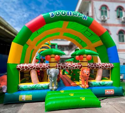 Коммерческий надувной батут «Зоопарк» с крышей, 15*7*9 м.