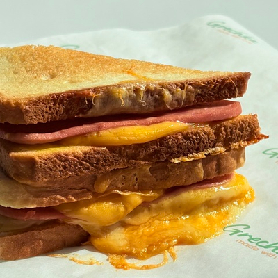 Сэндвич четыре сыра с ветчиной