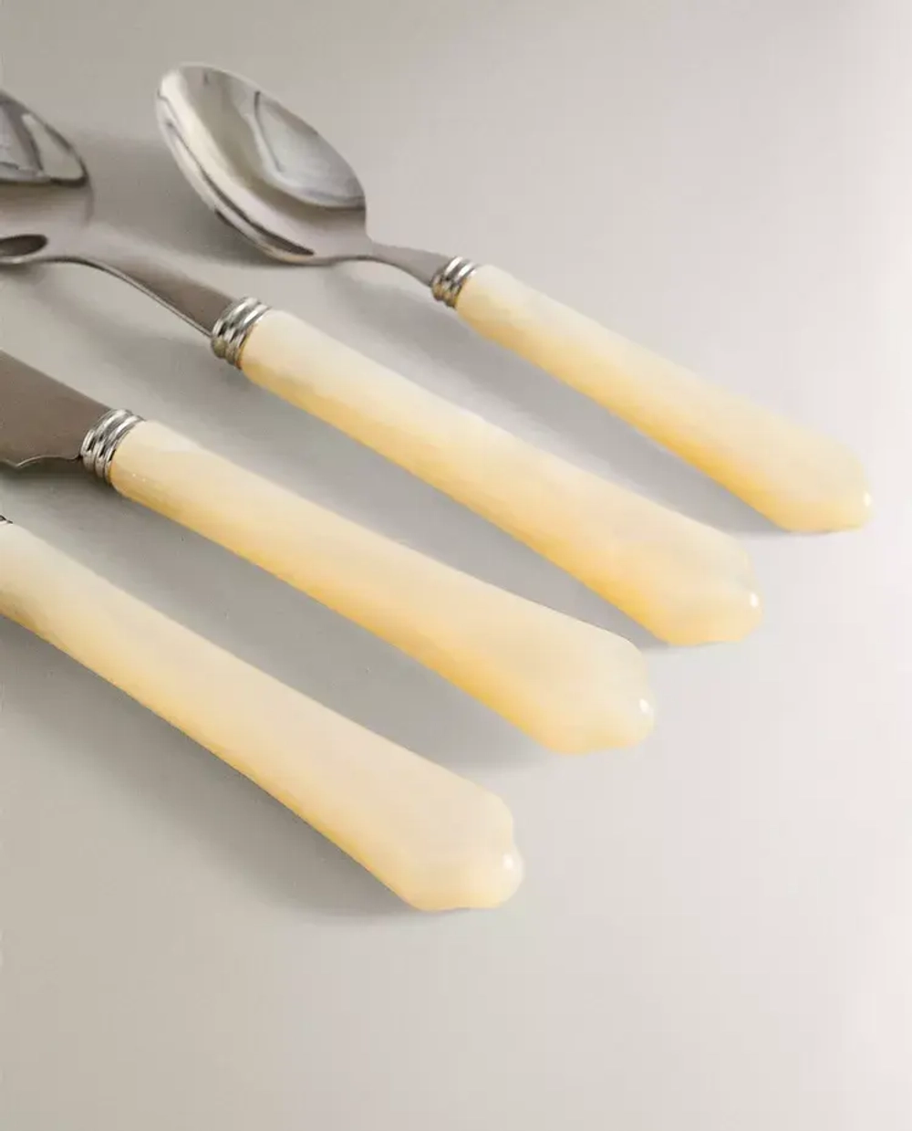 ZARA HOME СТОЛОВЫЙ НАБОР ИЗ 4 ПРЕДМЕТОВ С ПЕРЛАМУТРОВОЙ РУЧКОЙ, ЖЕМЧУЖНО-СЕРЫЙ