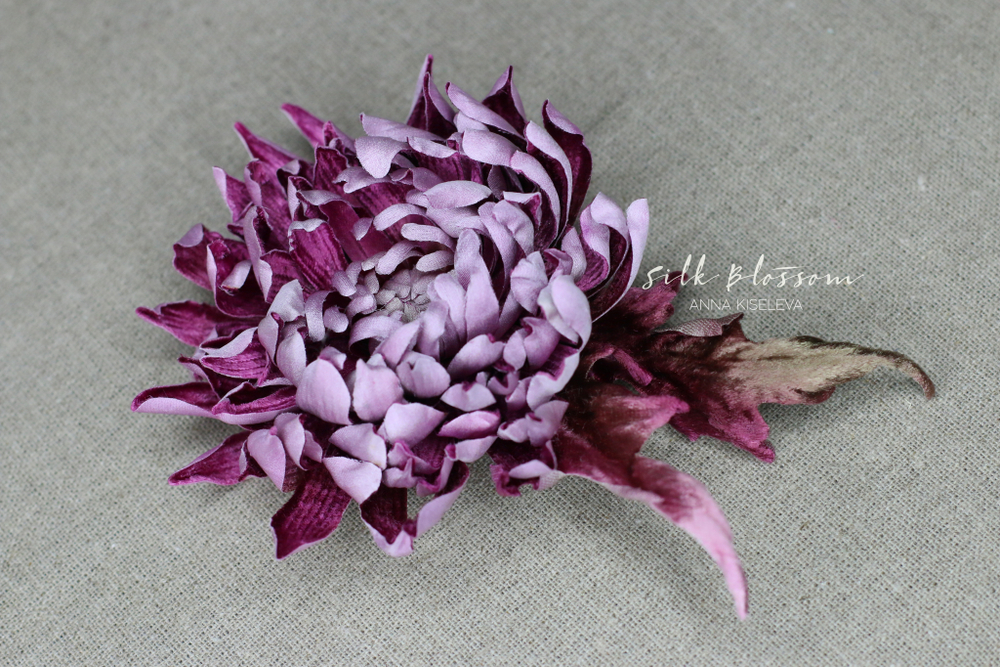 Брошь - темно-розовая хризантема из шелка и бархата