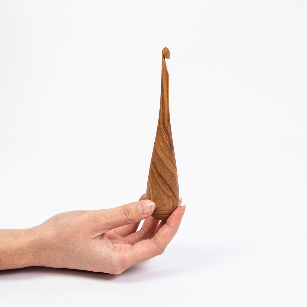 Деревянный крючок для вязания из древесины вишни 11 мм. Вязальный крючок. K157