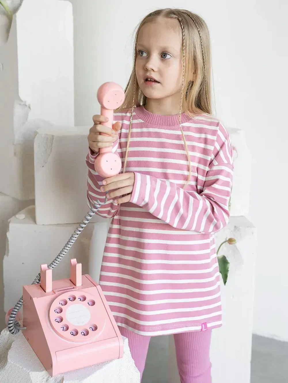 Розовый костюм для девочки в полоску на осень