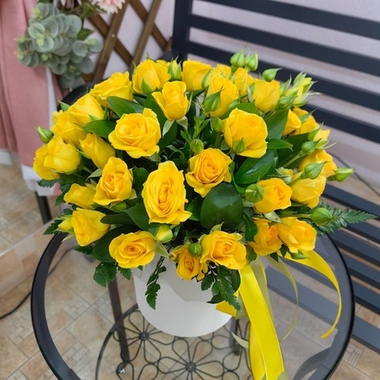 Композиция в шляпной коробке из кустовых роз