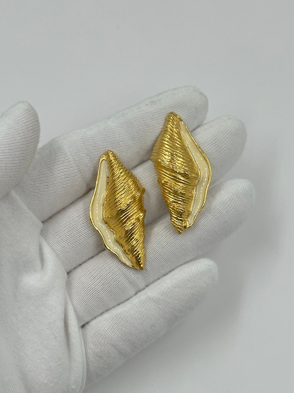 Серьги ракушки с кремовой эмалью Trifari