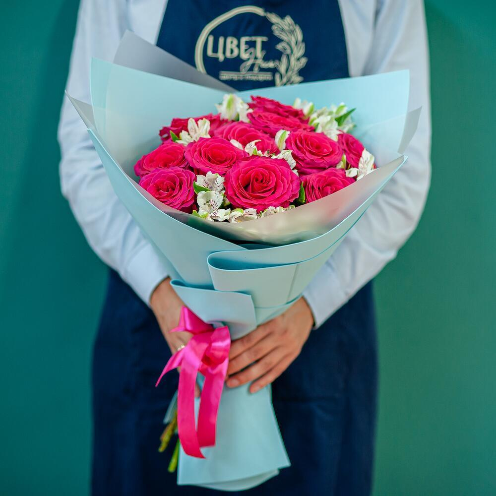 Яркий букет малиновых роз с альстромерией