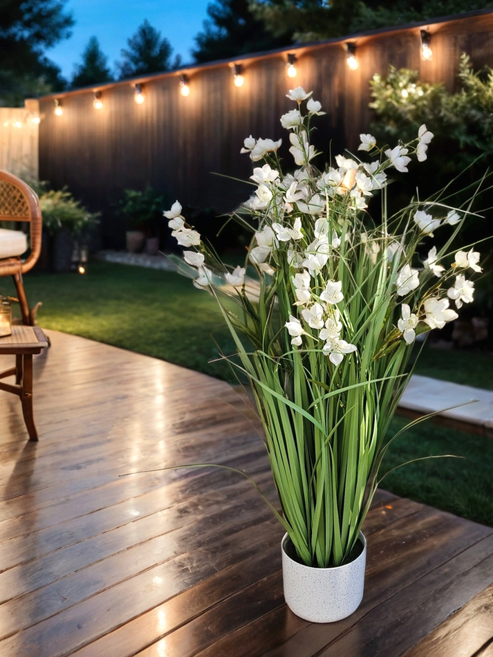 Искусственная Трава с белыми цветами 90см в кашпо