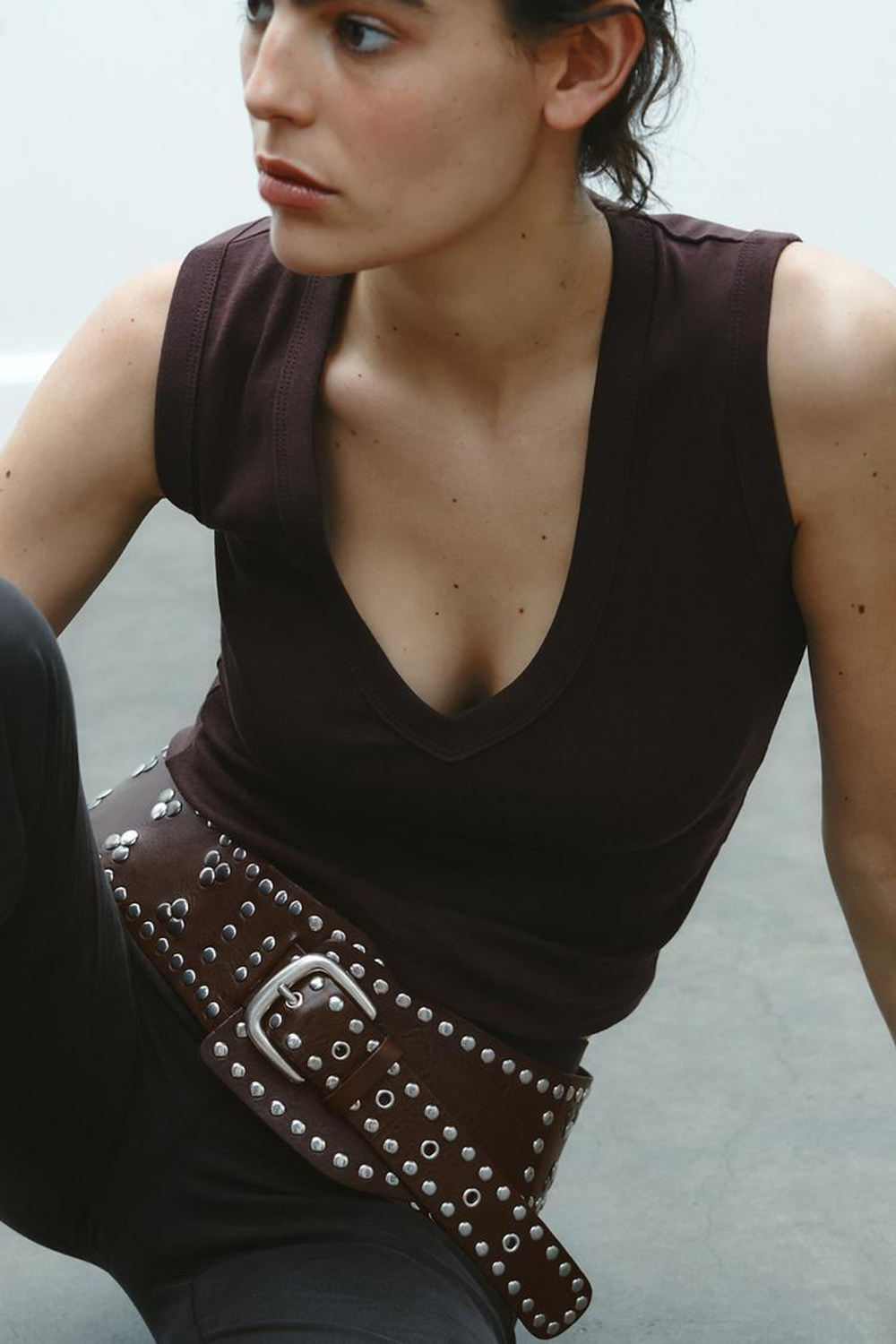 ZARA ФУТБОЛКА С V-ОБРАЗНЫМ ВЫРЕЗОМ, ТЕМНО-КОРИЧНЕВЫЙ