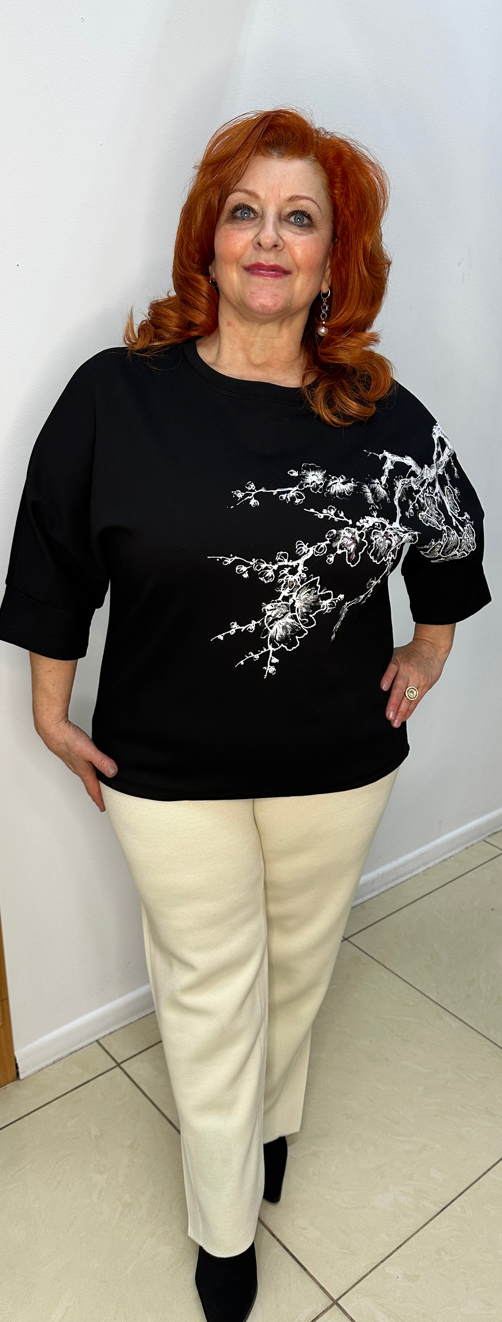 Черная толстовка с белым принтом