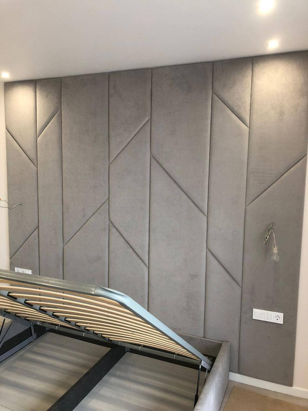 Мягкая кровать с подъемным механизмом и стильной изголовьем