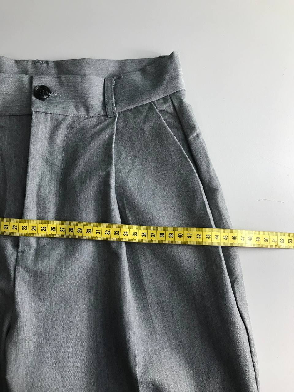Брюки светло-серые, маркировка М, визуально на 46 размер