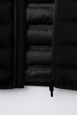 ZARA СТЕГАНАЯ КУРТКА С НЕОПРЕНОВЫМИ РУКАВАМИ, ЧЕРНЫЙ