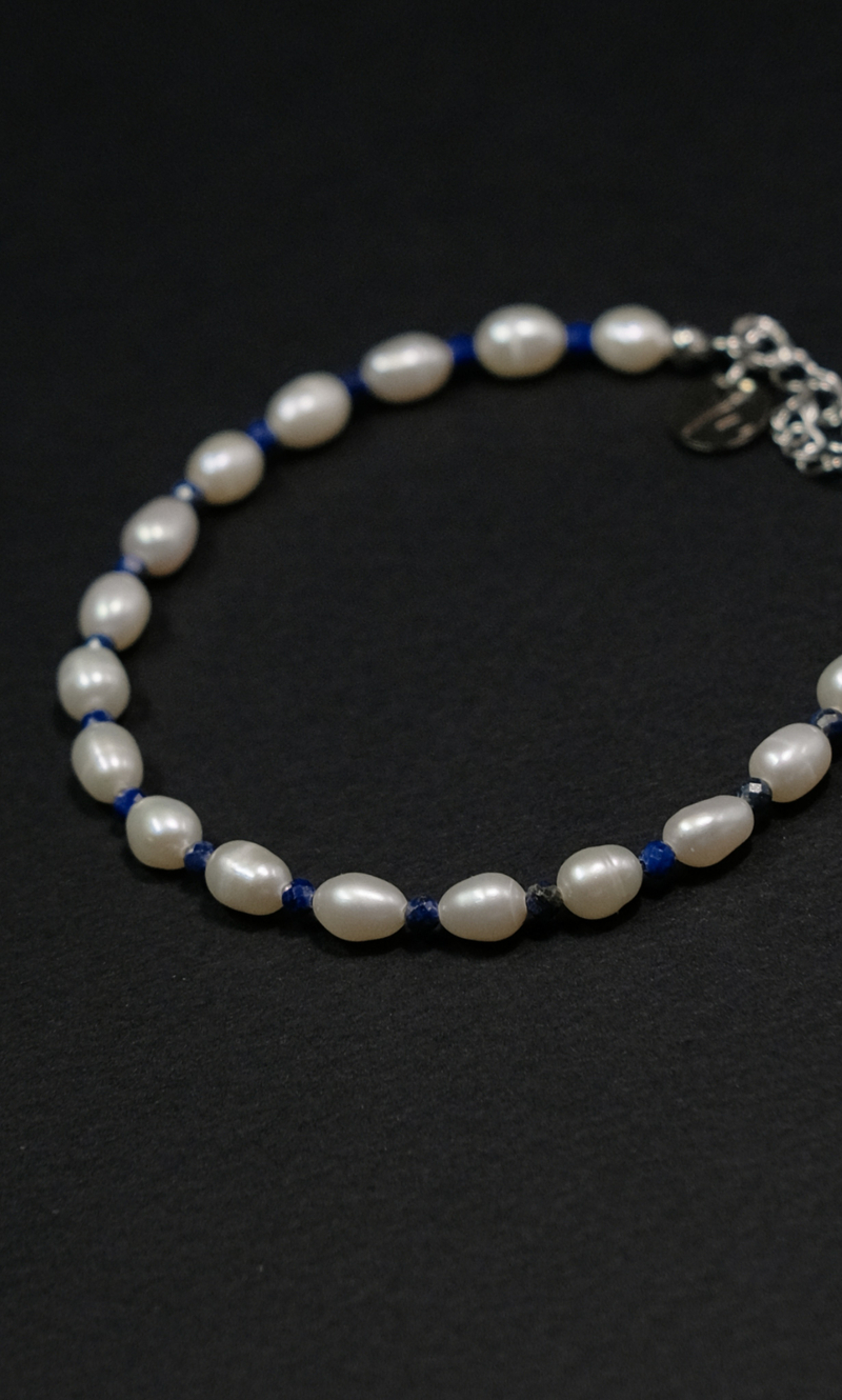 Браслет "Memo about Summer" из жемчуга рис с лазуритом, на замочке серебро 925