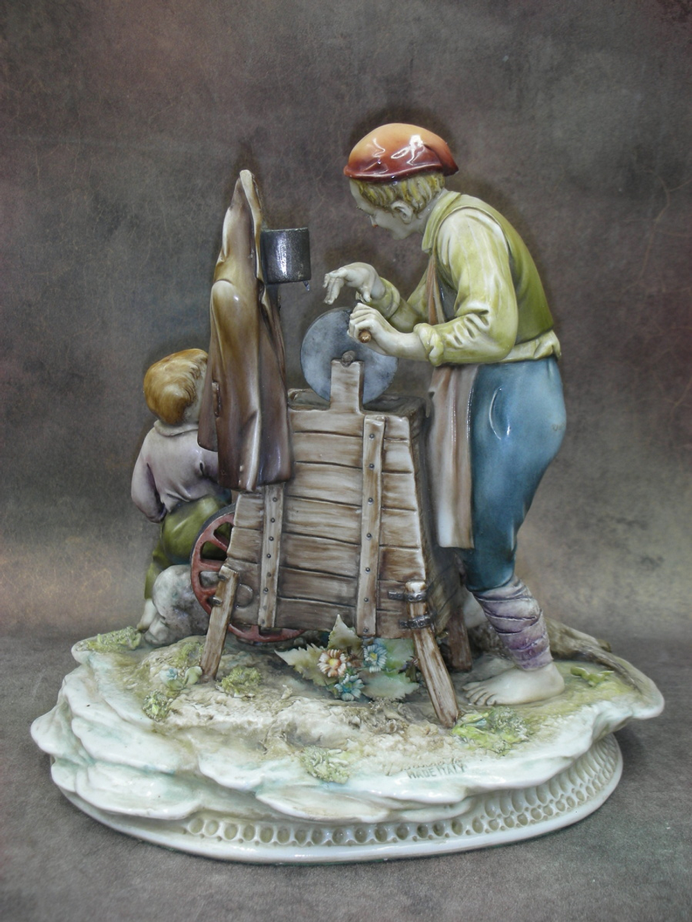 Статуэтка. Фарфор. Точильщик ножей. Capodimonte. Италия