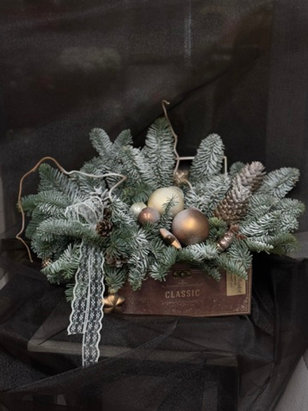 Композиция из ароматного нобилиса в винтажном сундуке