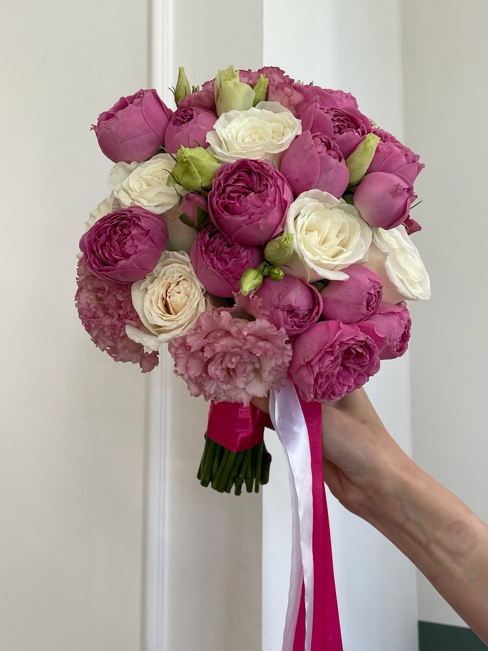 Свадебный букет из лизиантуса, кустовых пионовидных и одноголовых роз