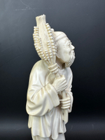 Скульптура из кости — Крестьянин с урожаем