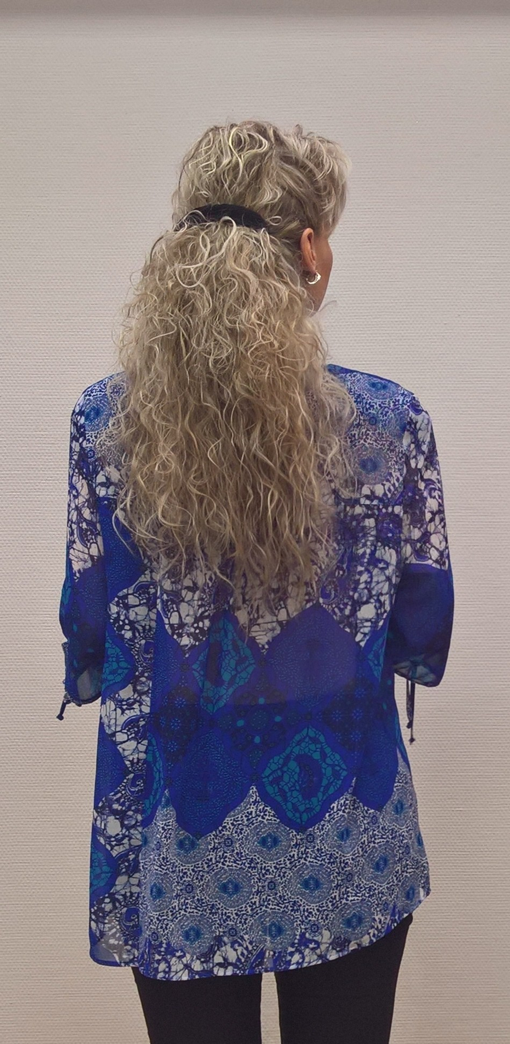 Летний блузон сине-белой расцветки с вязками