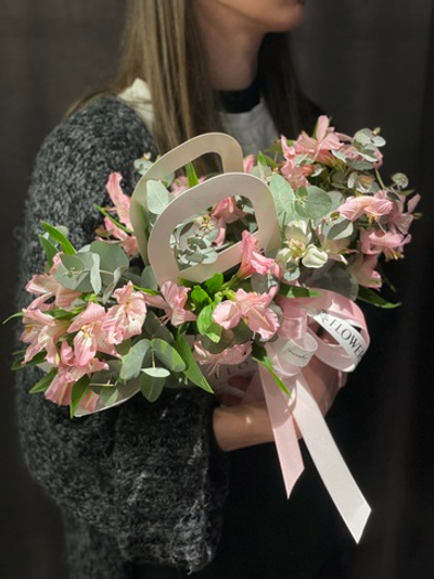 Сумочка с альстромерией