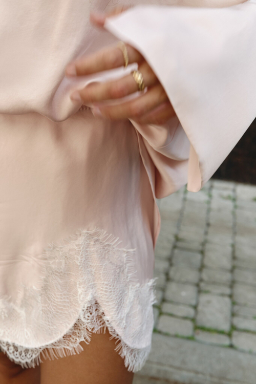 Юбка мини с разрезом и кружевом light pnk