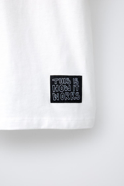 ZARA ФУТБОЛКА С ПРИНТОМ «ГРАФФИТИ», ЖЕЛТОВАТО-БЕЛЫЙ