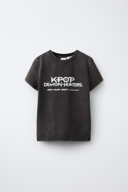 ZARA ФУТБОЛКА С ПРИНТОМ KPOP DEMON HUNTERS™ NETFLIX ©, АНТРАЦИТОВО-СЕРЫЙ
