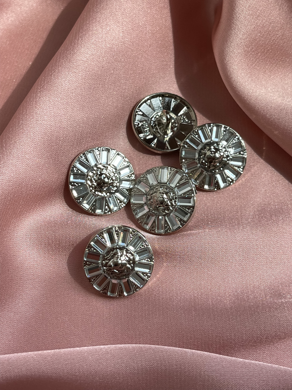 Пуговицы Бмн. серебристые с зеркальными деталями