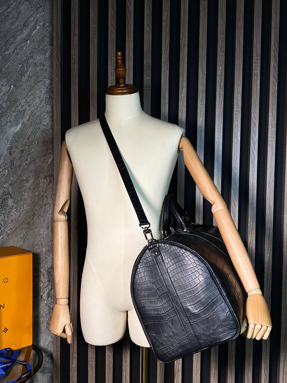 Сумка дорожная из кожи крокодила Louis Vuitton