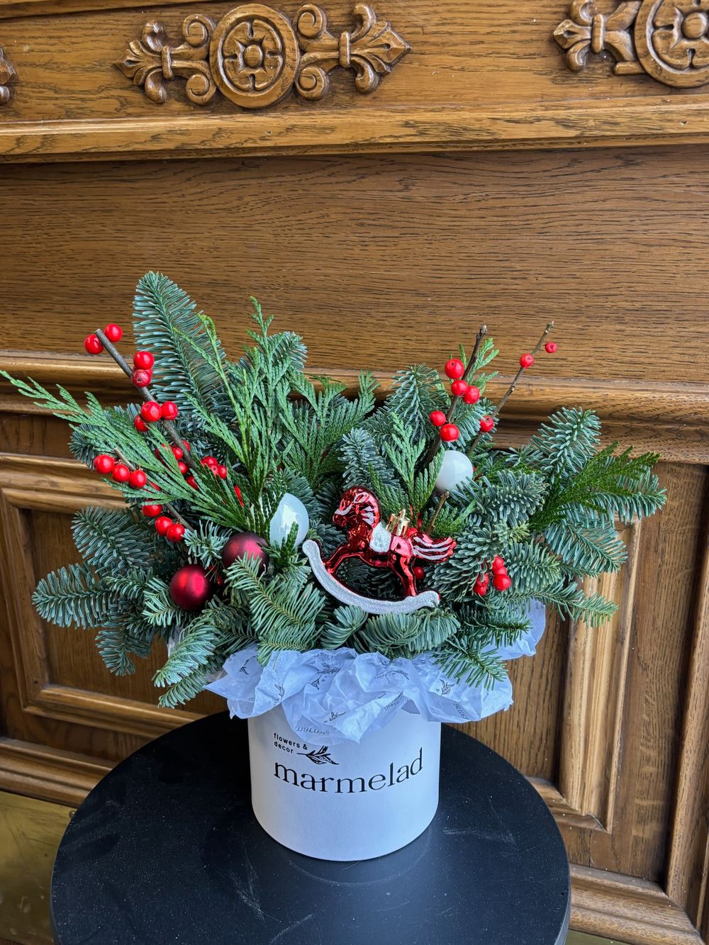 Композиция из хвои с новогодней игрушкой