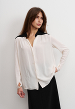 Блуза с черной планкой, молочная