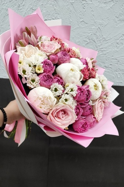 Шикарный большой букет из роз, хризантем, альстромерий и пионов