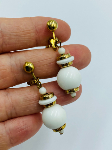 Легкие белые винтажные клипсы