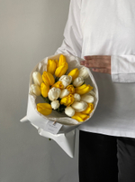 Букет из 25 белых и желтых тюльпанов