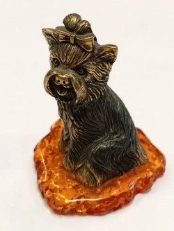 Бронзовая статуэтка на янтаре