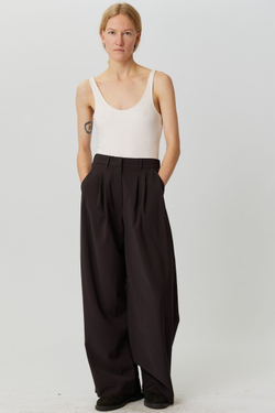 Брюки со складками из шоколадной шерсти