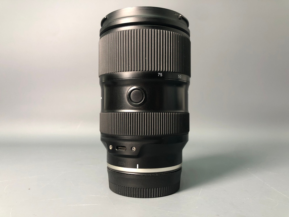 Tamron 28-75mm 2.8 Di III G2 Sony E, мелкие царапины на линзах.
