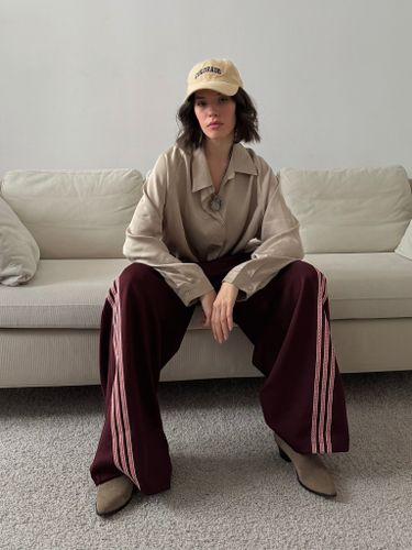 Широкие бордовые брюки с лампасами