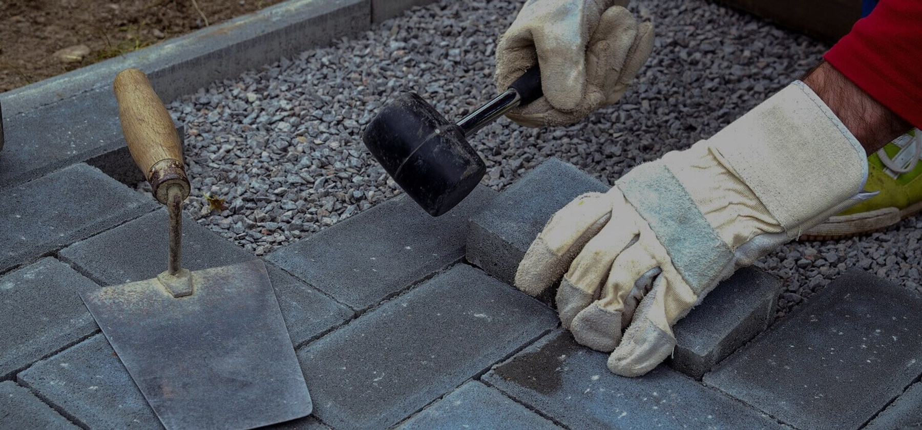 Укладка тротуарной плитки в конце осени: успеть до морозов или отложить до весны