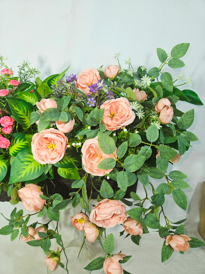 Розы персиковые с зеленью в кашпо ротанг