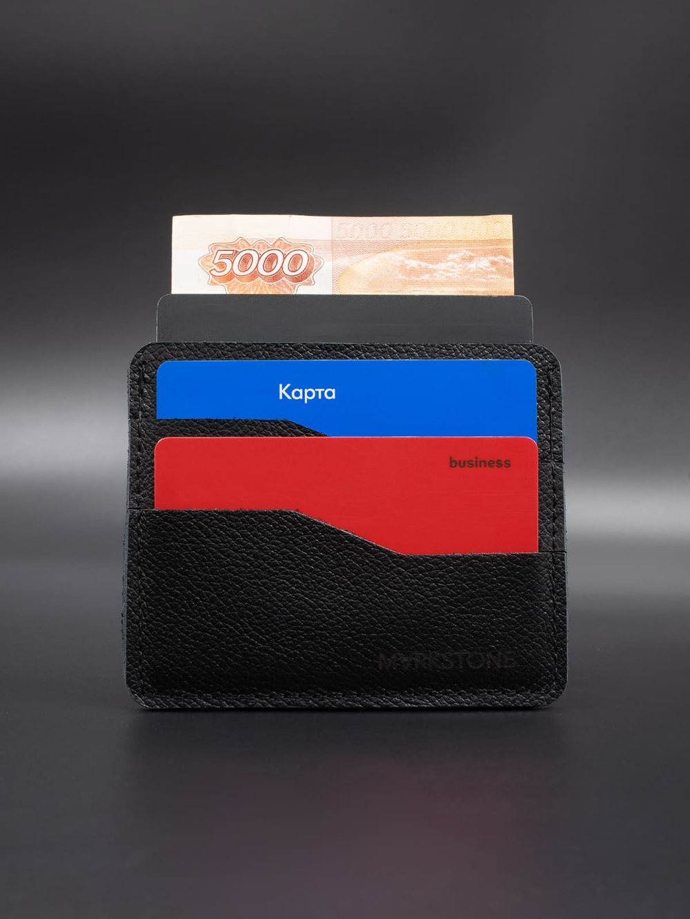Банковские карты с купюрой 5000 рублей в картхолдере.