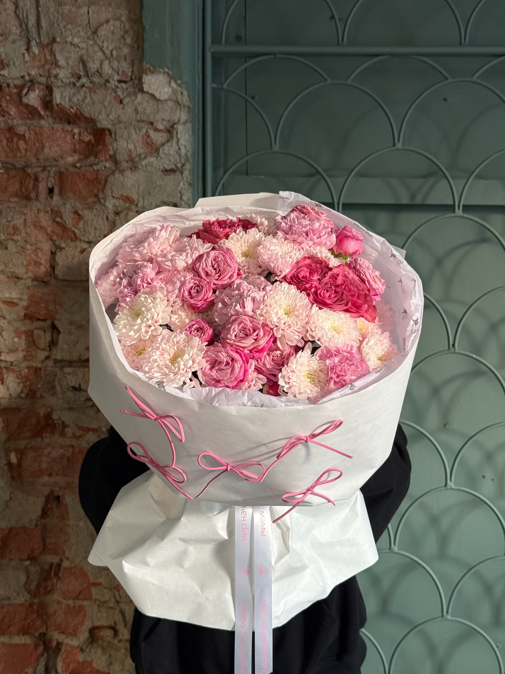 Букет из кустовых пионовидных роз, одноголовой розы, диантусов и хризантемы в розовом оттенке