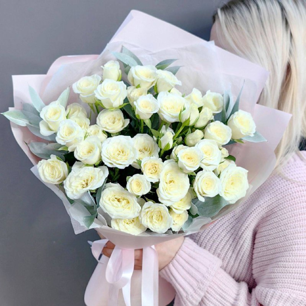 Букет с белыми кустовыми розами и веточками рускуса