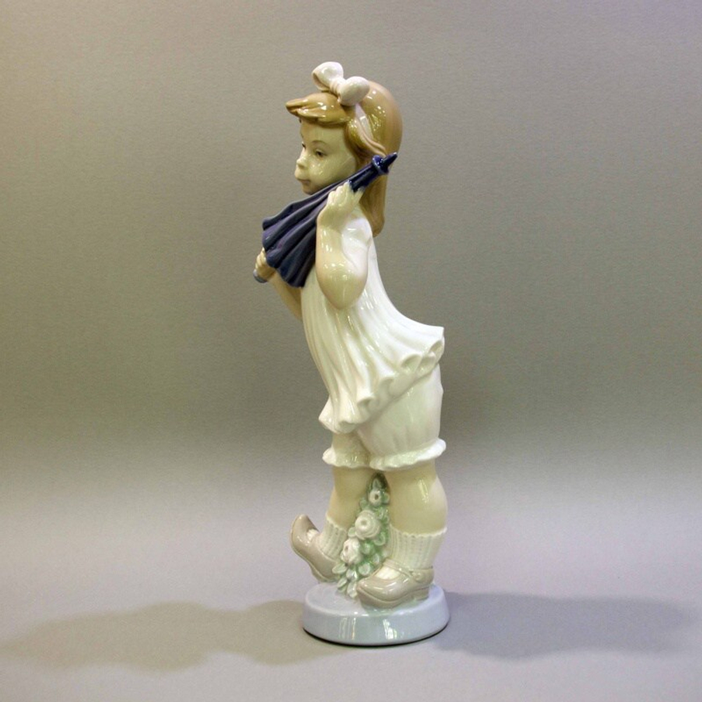 Фарфоровая мануфактура «Малышка с зонтиком»