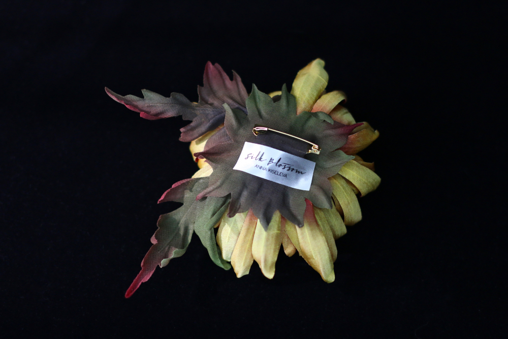 Брошь из шелка Хризантема Том Пирс