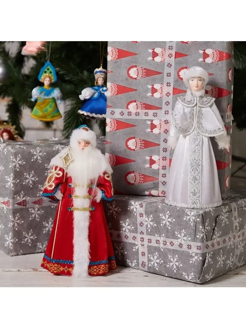 Кукла фарфоровая Дед Мороз с посохом под елку, 27 см