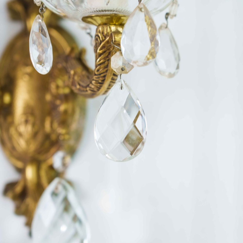 Пара изысканных настенных бра с хрустальными подвесками в стиле Людовика XV