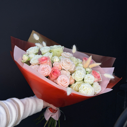 Букет из микса роз с полевым лагурусом