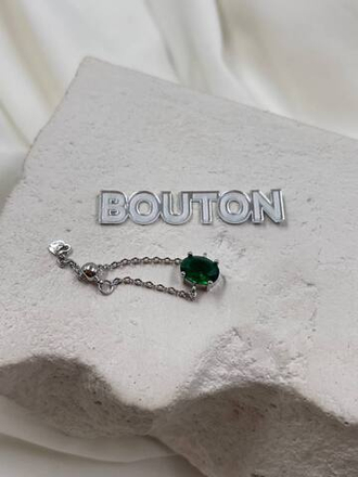 Кольцо серебристое на цепочке с зеленым стразом